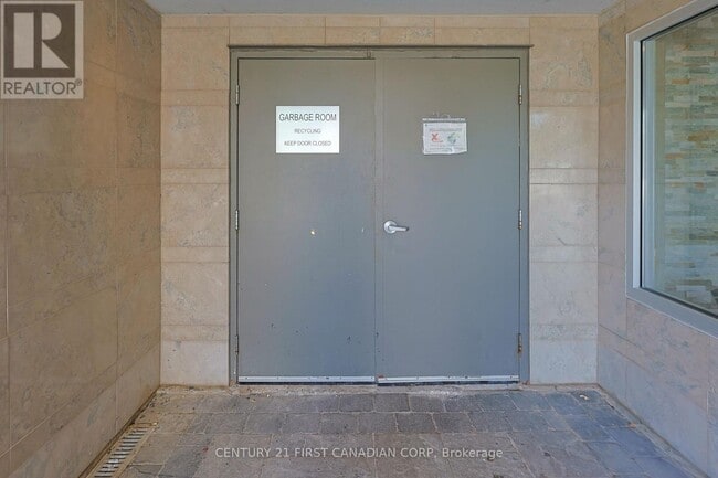 Building Photo - 15 Jacksway Crescent