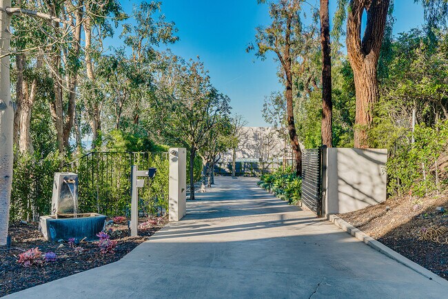 Building Photo - 7435 Woodrow Wilson Dr