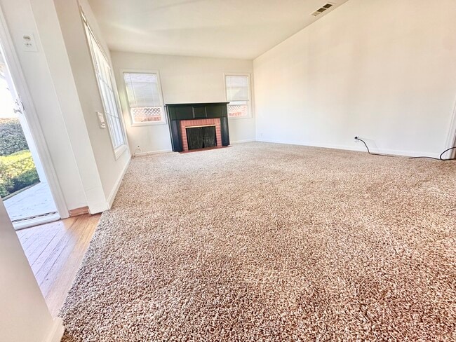 Building Photo - 82 E Rosemary Ln