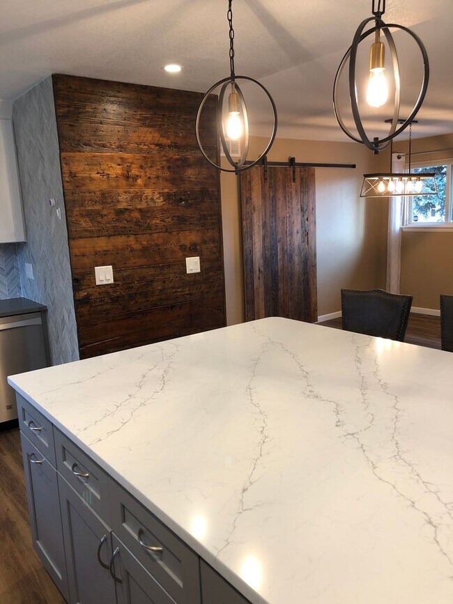 Building Photo - Beautifully Appointed 4 Bed / 2 Bath Home ...
