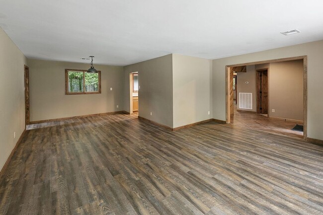 Building Photo - 328 Fallen Oak Cir