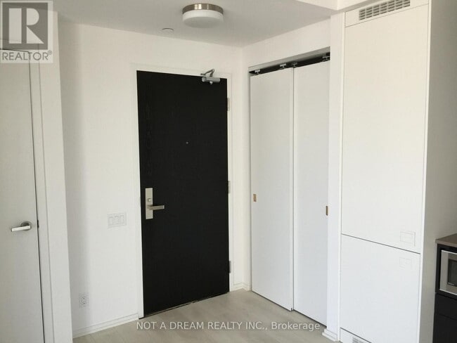 Building Photo - 125 Peter St