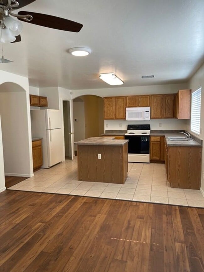 Building Photo - 2057 W Silver Meadow Pl