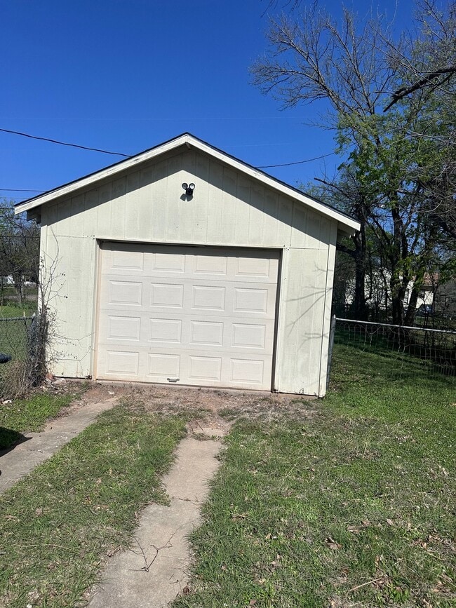 Foto del edificio - 3625 Maple Ave