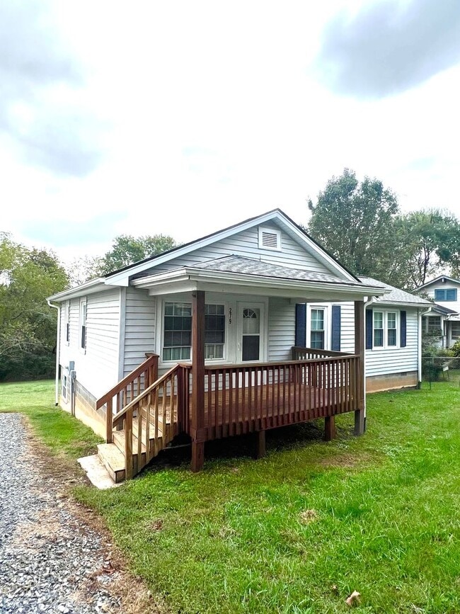 Building Photo - Cute 2 bedroom 1 bath in Asheville