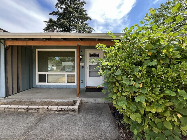 Building Photo - Charming Single-Level 3 Bedroom Home with Spacious Fenced Backyard, Landscaping Included & Great ...