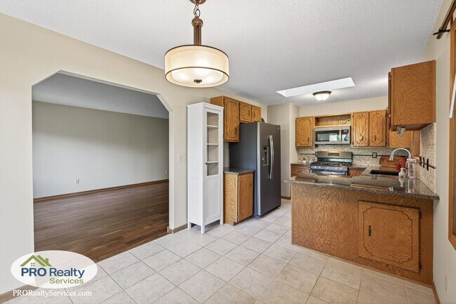 Building Photo - 4 Bedroom Home in Maple Grove