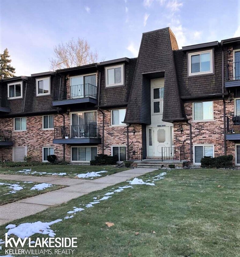 Primary Photo - 221 Riviera Dr