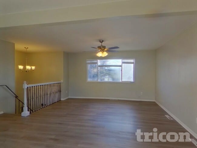 Building Photo - 4985 Montebello Dr