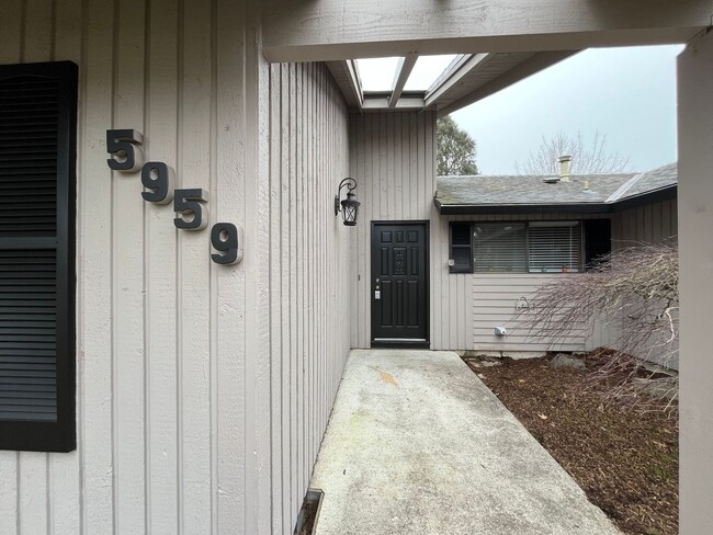 Building Photo - Cozy  ranch style home in NW Portland! Pri...