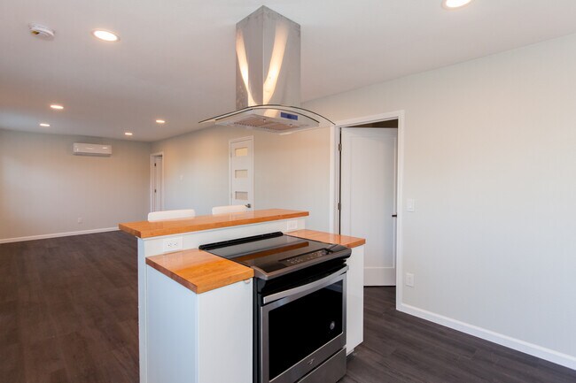 Electric cooktop and stove. Wall mount Air conditioning/heater - 4358 Aragon Dr
