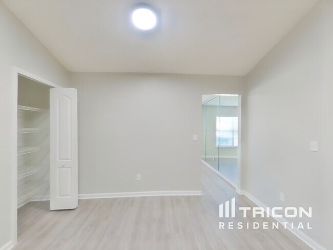 Building Photo - 6676 Southern Oaks Dr
