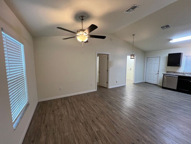 Building Photo - CHARMING 3 Bedroom, 2 Bathroom Home in Oca...