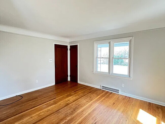 Building Photo - Walking Distance from Downtown!!!