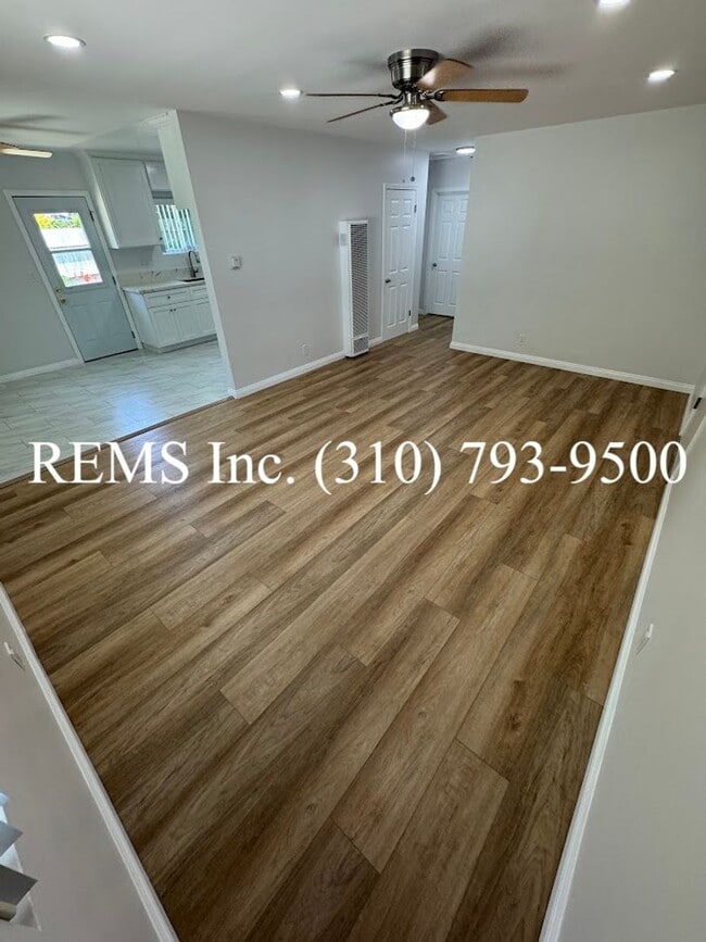 Building Photo - Remodeled Duplex Unit with Laundry Hook-Up...