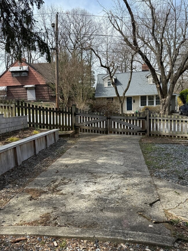 Photo - 407 Calvin Ln House