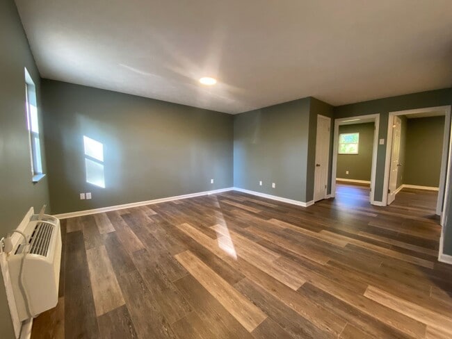 Building Photo - 2 Bedroom 1 Bath Apartment located in Gree...