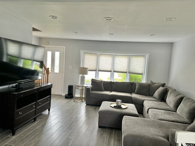 Foto del edificio - 328 Fern Pl