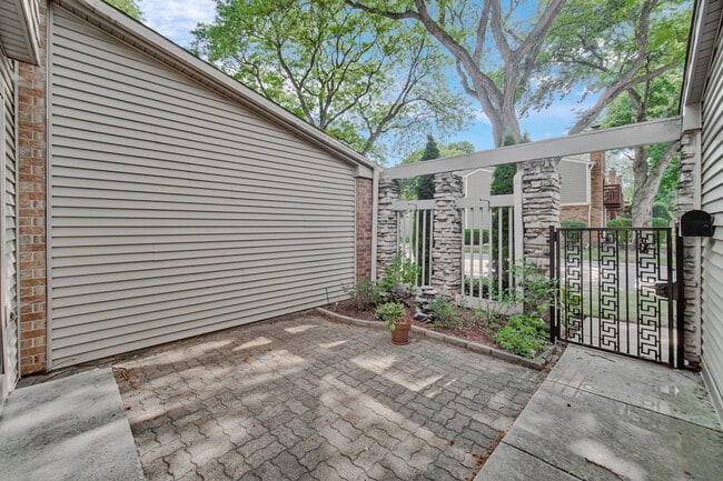 Building Photo - 1468 N Picadilly Cir