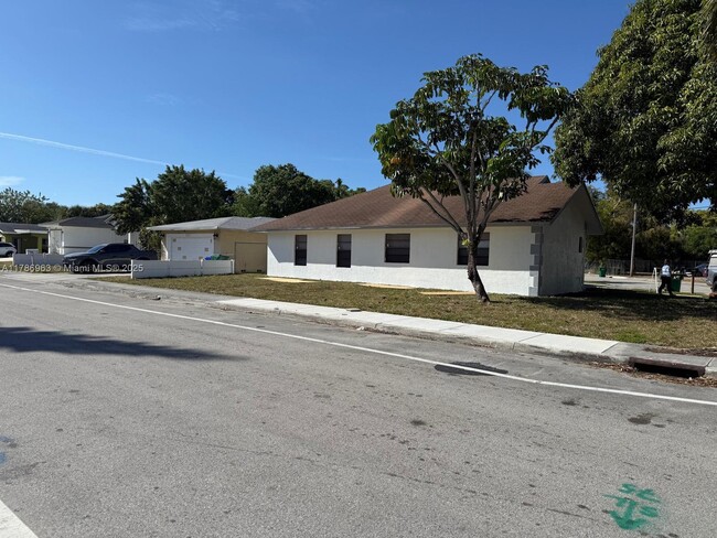 Foto del edificio - 2817 NW 8th St