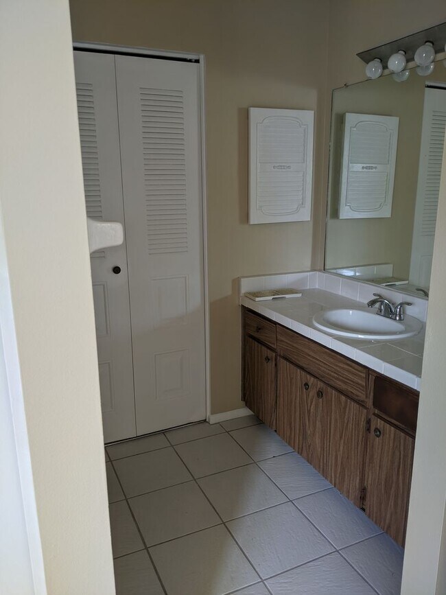 Foto del edificio - Oakwood Villas - Two Bedroom Two Bath Townhouse