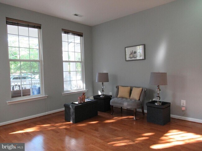 Building Photo - Beautiful 3 BR 3.5 BA Townhouse in Germantown