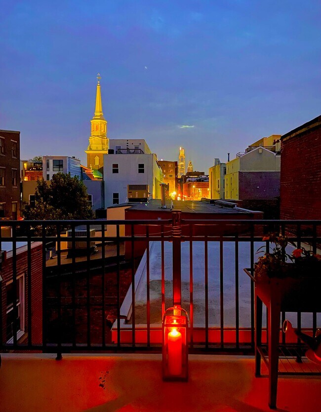 cubierta por la noche - 32 N Front St