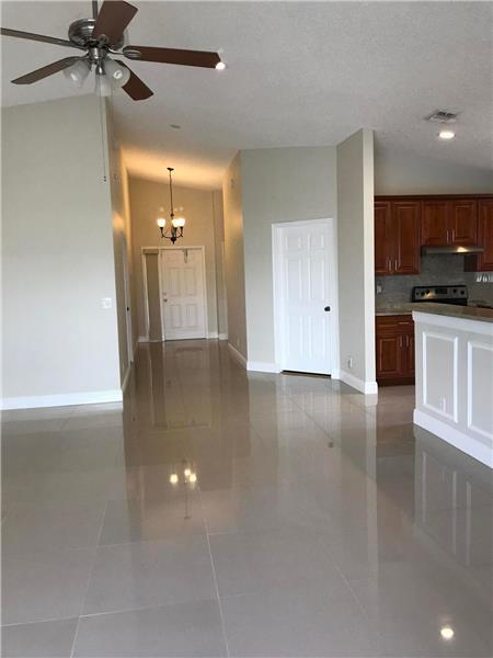 Foto del edificio - 12071 Palm Cove Ln