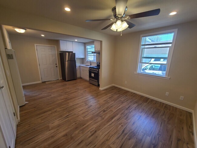 Building Photo - Live in Style! Fully Updated 2-Bedroom in ...