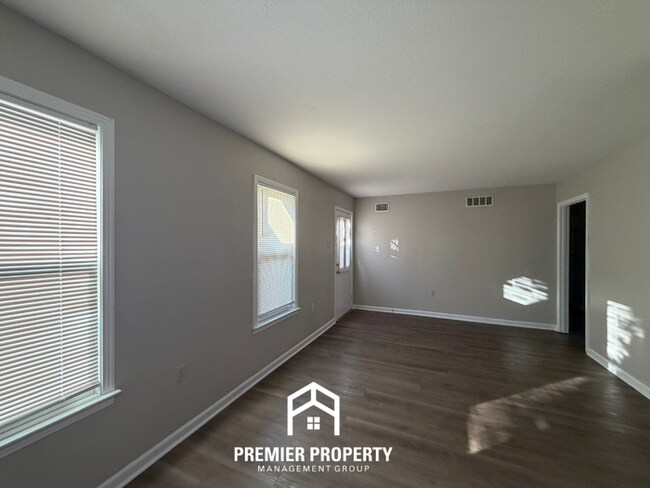 Building Photo - Spacious 4BR/3BA Memphis Home with Fireplace, Covered Patio & Fenced Yard