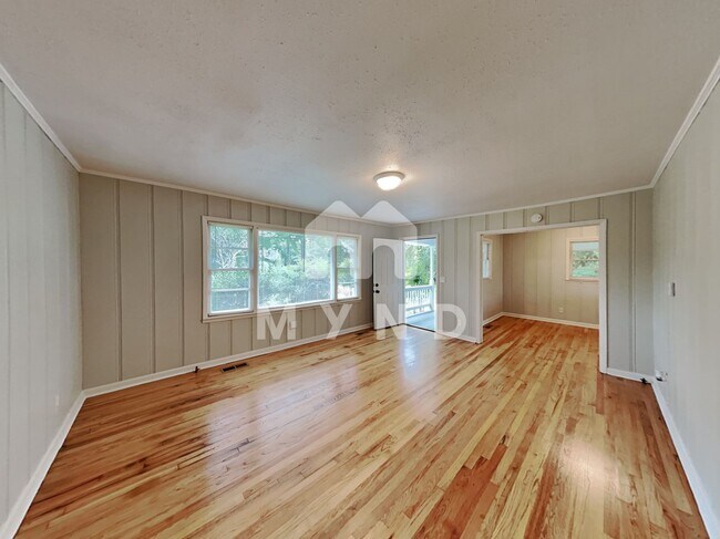 Building Photo - 921 N Highland Dr