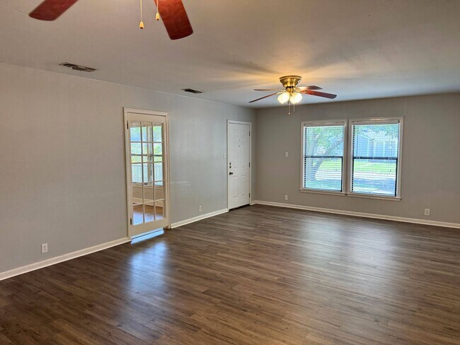 Foto del edificio - Large 3 Bed 2 Bath in Floral Heights!