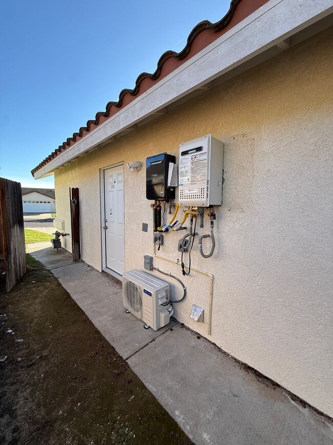 Building Photo - R71300