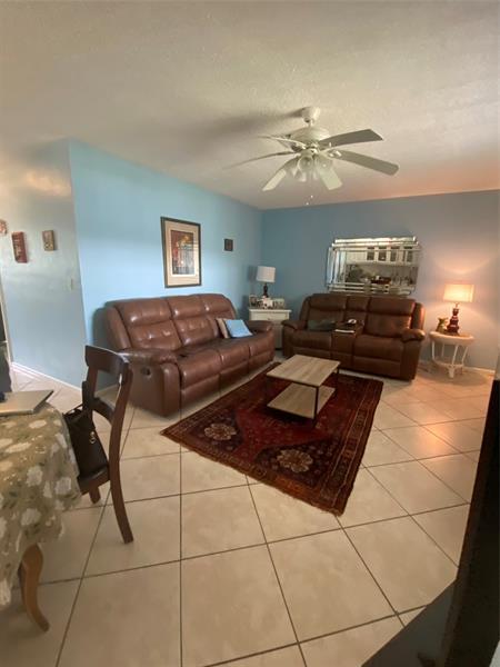 Foto del edificio - 2100 NE 38th St