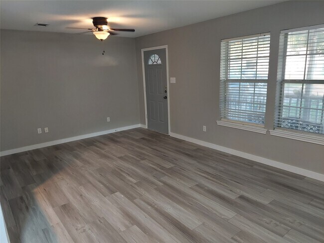 Foto del edificio - 933 Valentine Ave