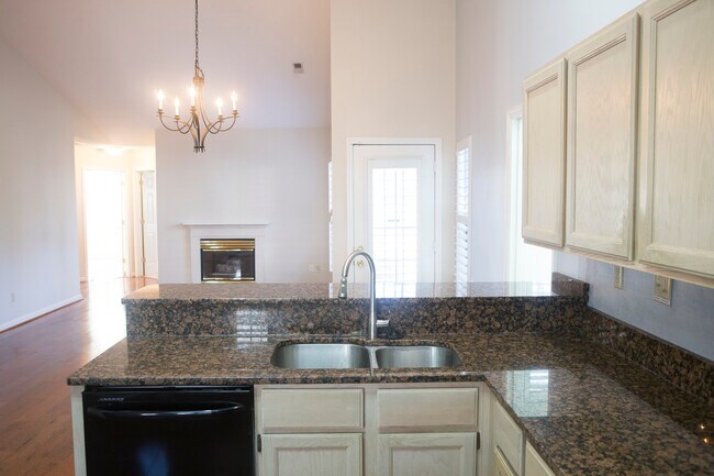 Building Photo - 107 Thistle Knoll Ct