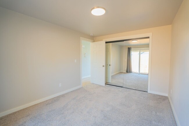Building Photo - Newly Remodeled Large 2 Bedroom!