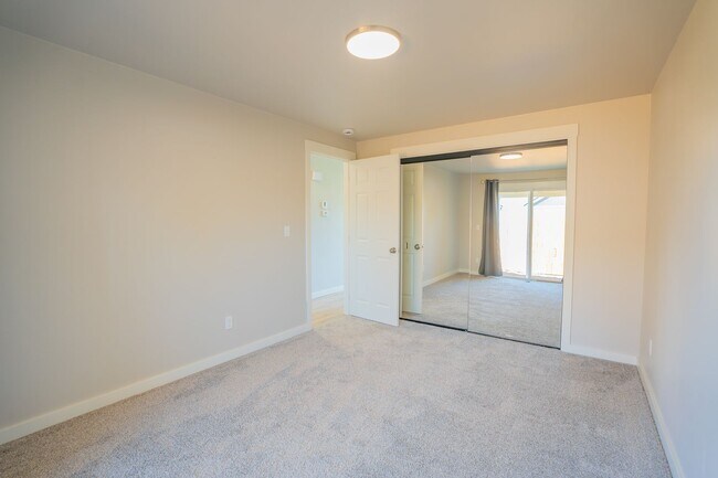 Foto del edificio - Newly Remodeled Large 2 Bedroom!