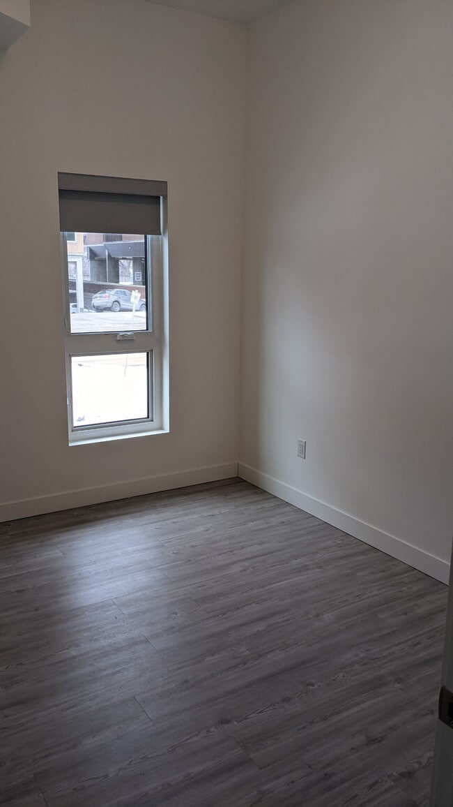 Building Photo - 254-254 Wellington Crescent