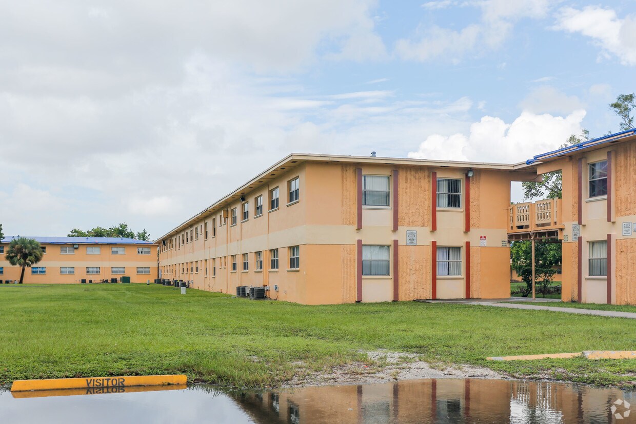 Foto principal - Miami Gardens Apartments