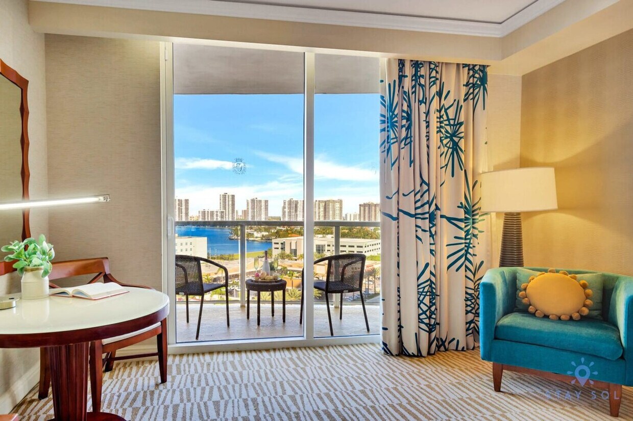 Foto principal - 18001 Collins Ave