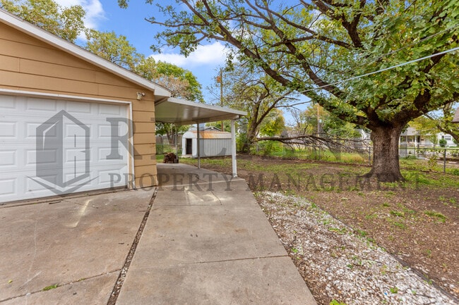 Foto del edificio - 2210 W Dallas St