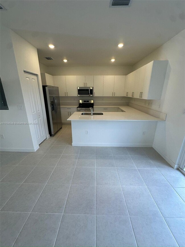Foto del edificio - $2,450 2848 SE 26 Ter