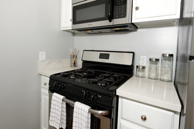 Building Photo - Hollywood View Towers