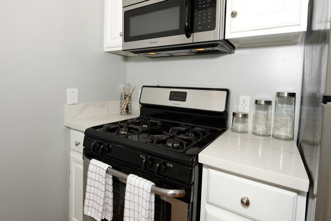 Building Photo - Hollywood View Towers