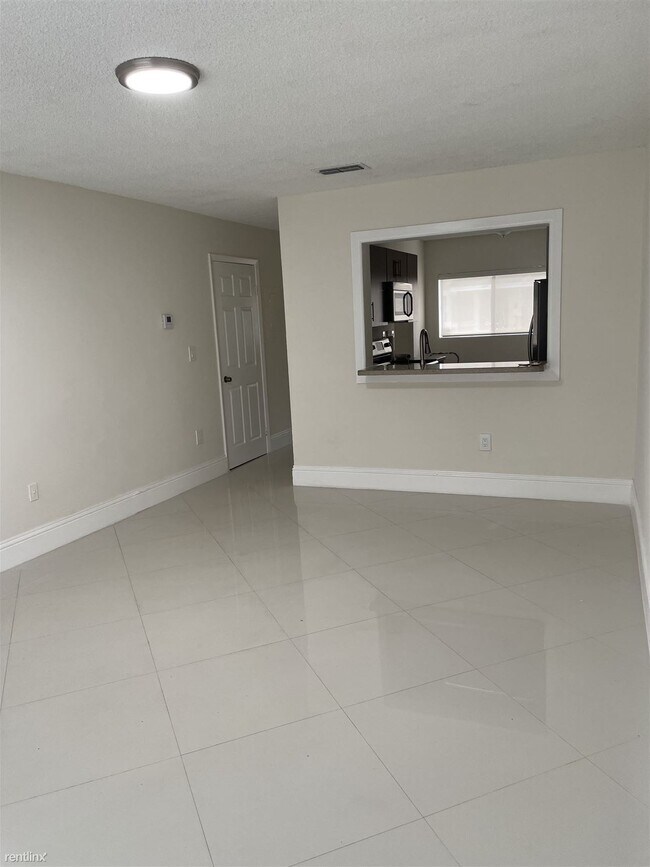 Building Photo - 2 br, 2.5 bath Condo - 9441 Palm Cir N 9441