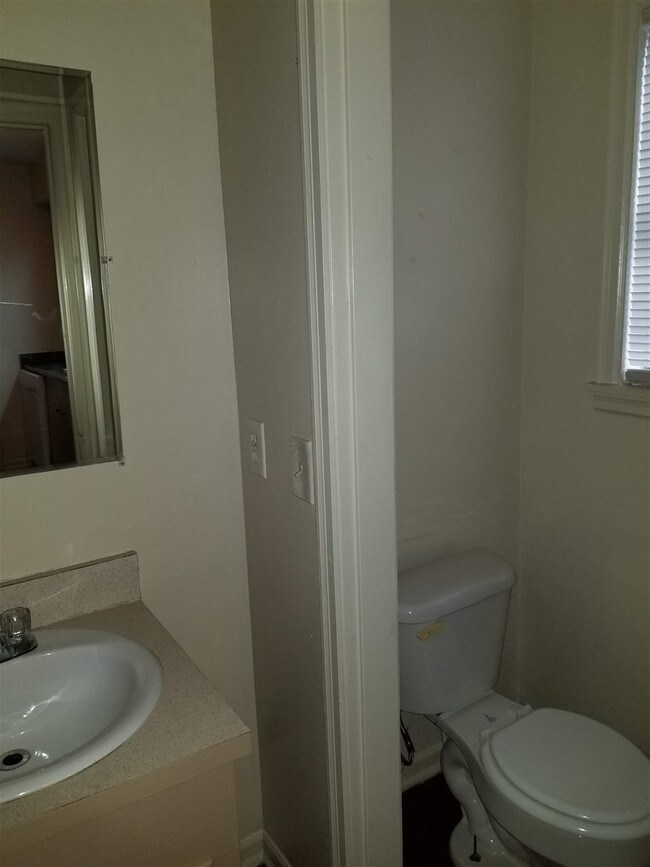 Building Photo - 1103 Woodfield Dr