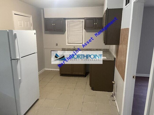 Foto del edificio - Three Bedroom With Fenced Back Yard