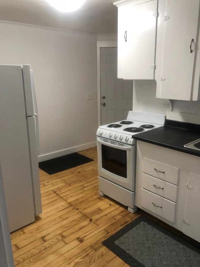 Building Photo - 2 Pleasant St