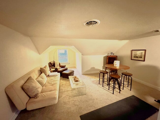Building Photo - Beautiful 4 bed/3 bath home on large corne...